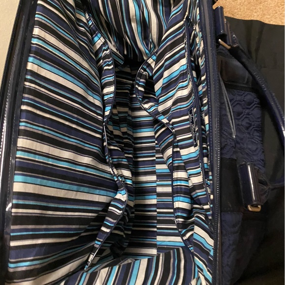 Navy Blue Vera Bradley XL duffel bag! Patent leather trim and feet! - Picture 3 of 6